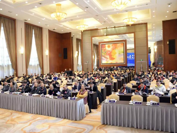 新天杰（股份）受邀出席“四川民營經濟發(fā)展與未來” 暨2019北大匯豐EDP同學會四川企業(yè)家俱樂部年會